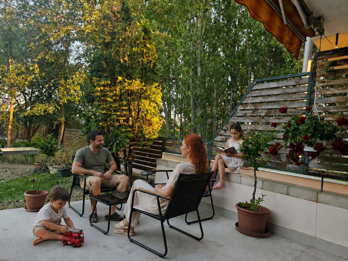 Esti családi pihenés a teraszon beszélgetéssel és játékkal