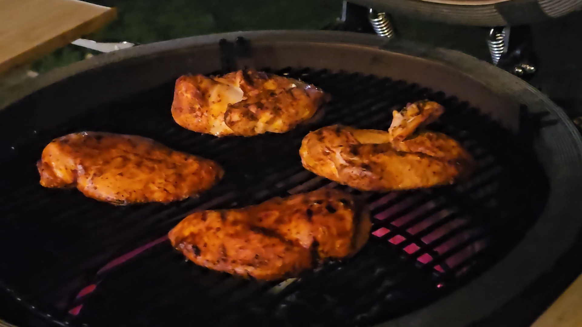 Pácolt csirkemellek a kamado grill rácsán esti sütés közben