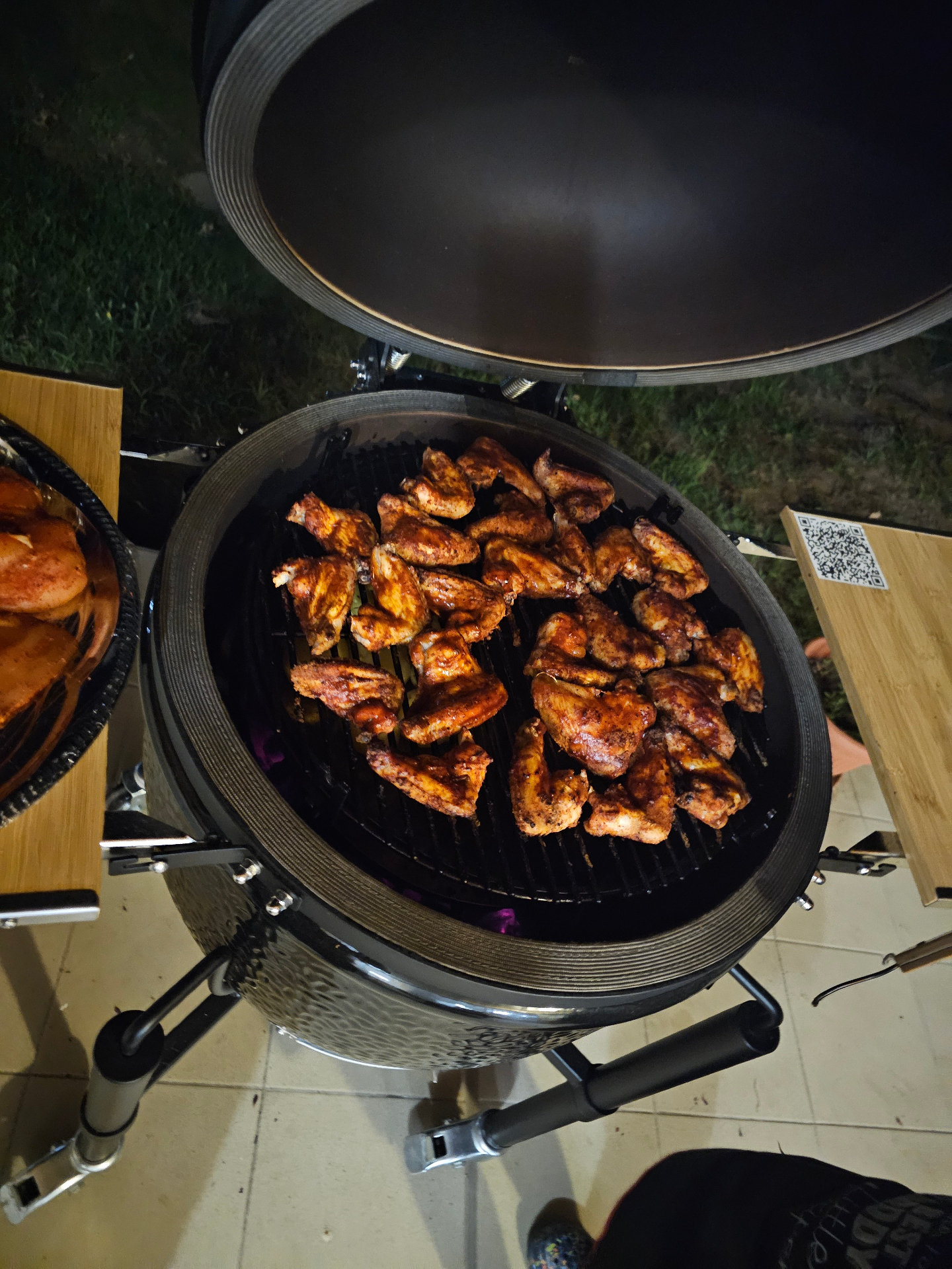 Fűszerezett csirkeszárnyak a Monolith kamado grillen, felülnézetből