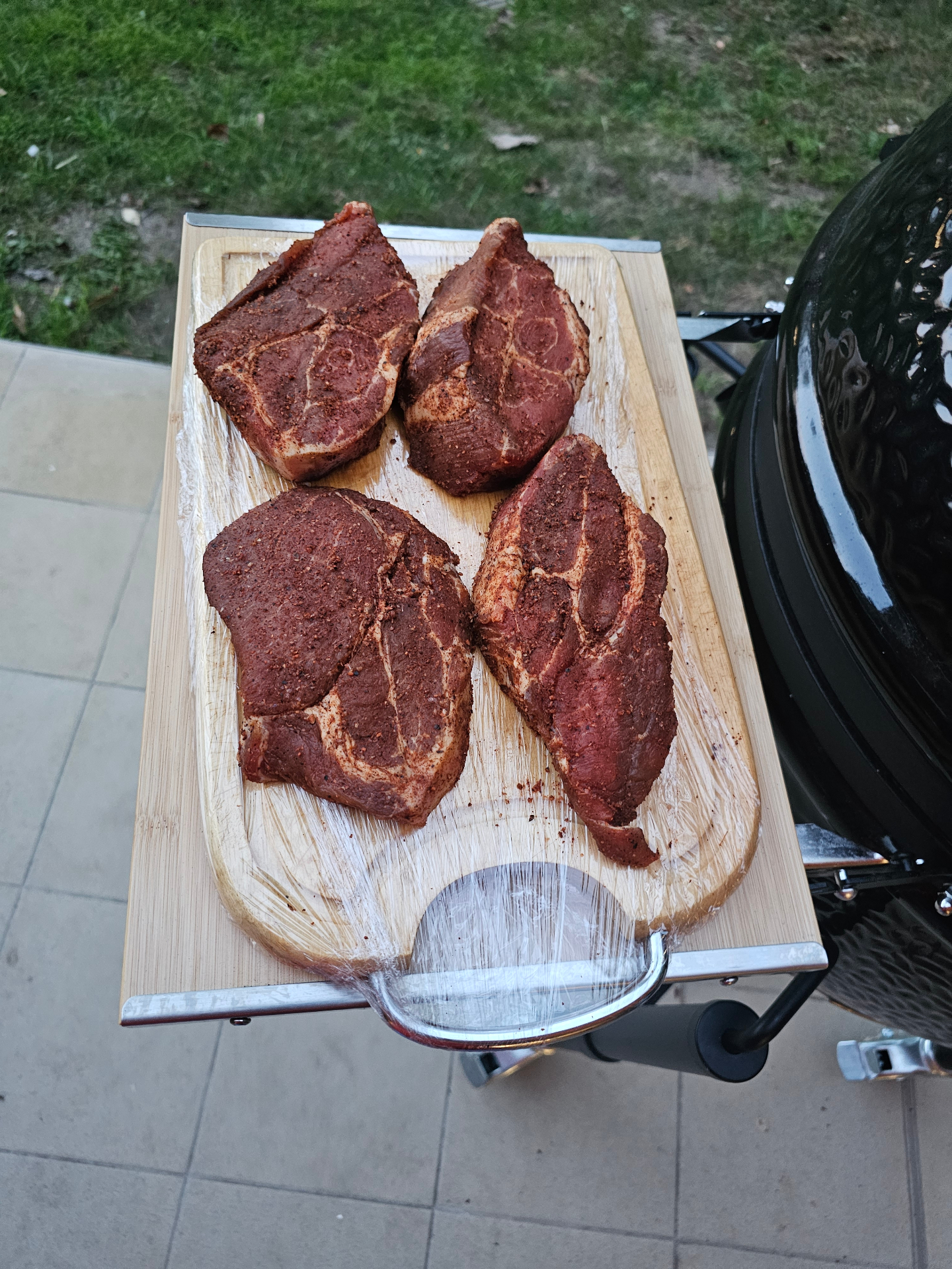 Fűszerezett nyers tarja szeletek fadeszkán a grillezés előtt
