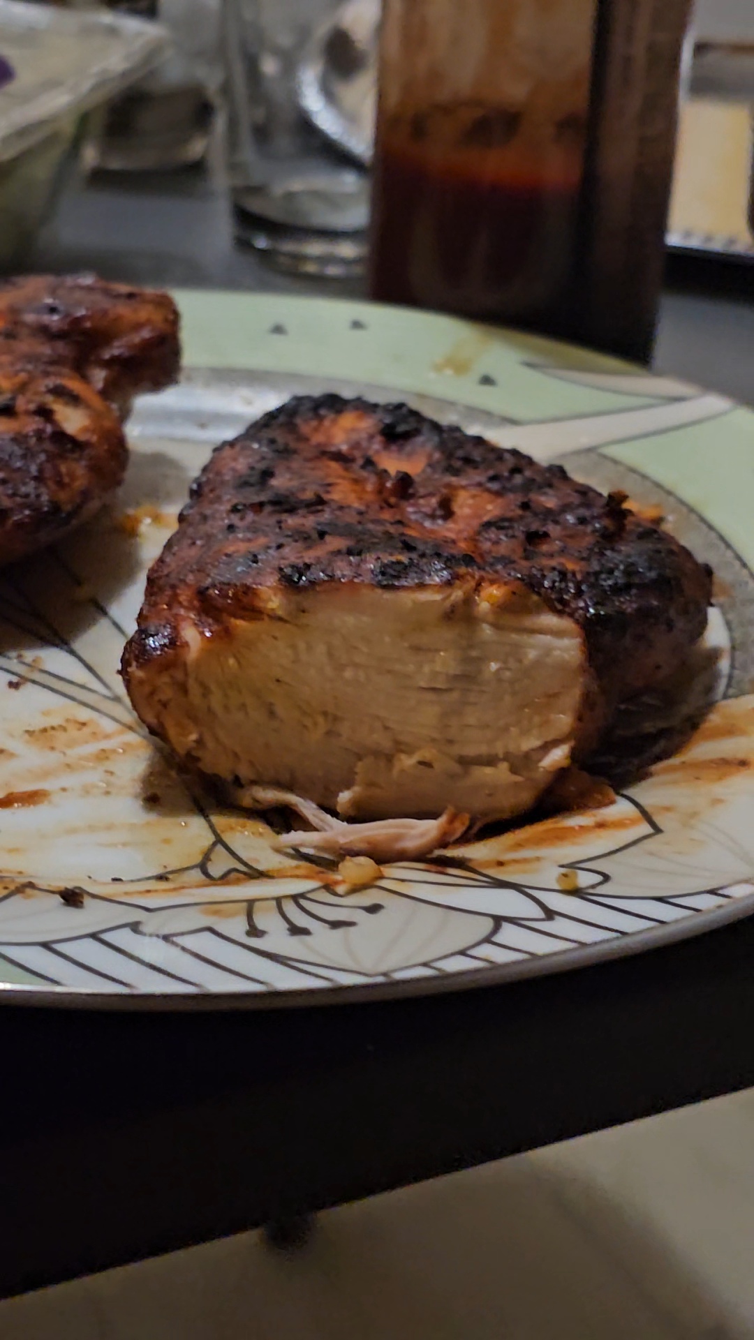 Grillezett tarja szeletelve, szaftos rózsaszín belsővel a kamadóról