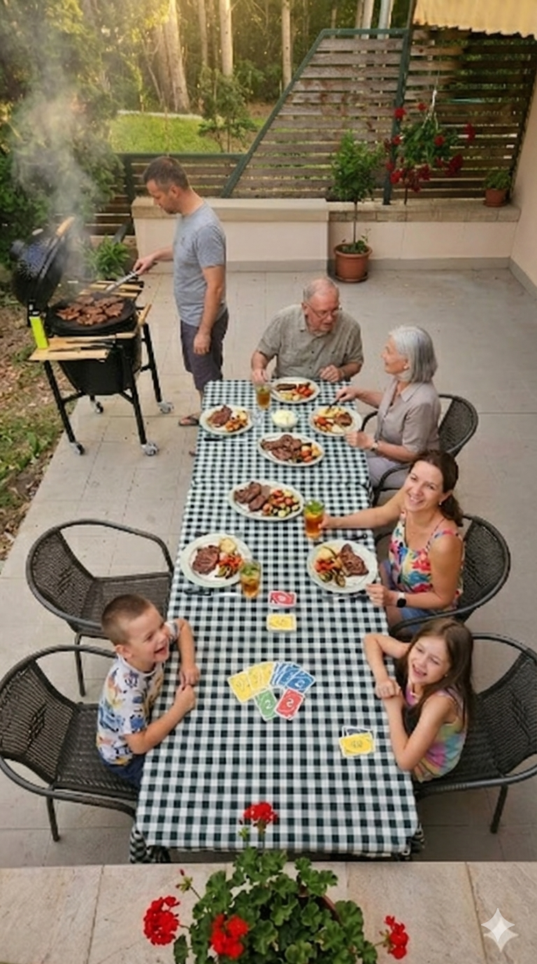 Több generációs családi vacsora a teraszon kamado grillel
