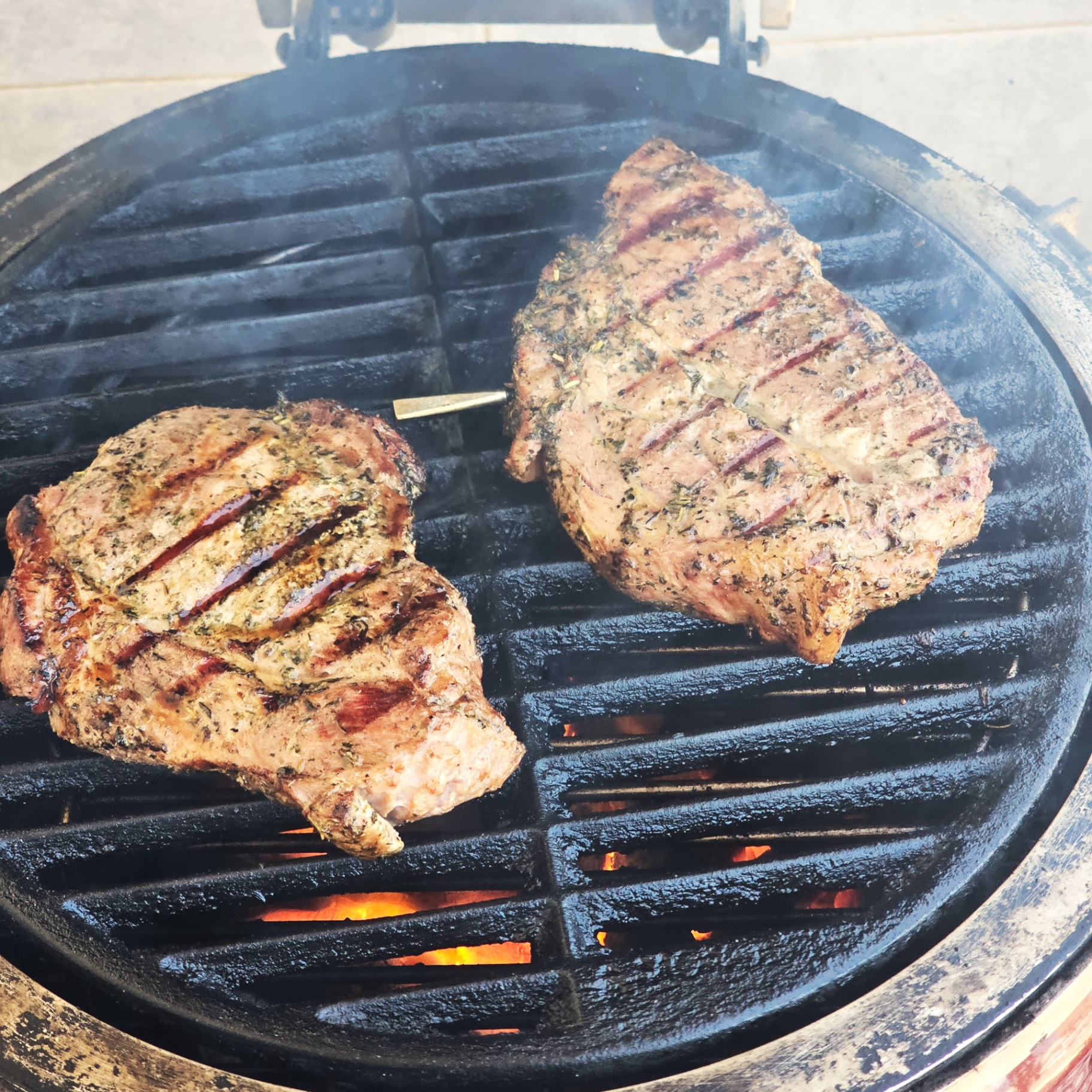 Két fűszerezett tarja friss grillcsíkokkal a kamadón