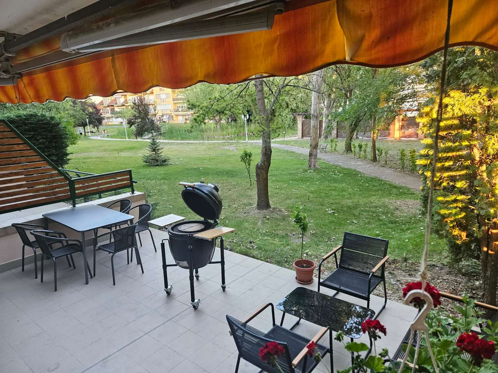 Fedett terasz kamado grillel és parkra néző panorámával