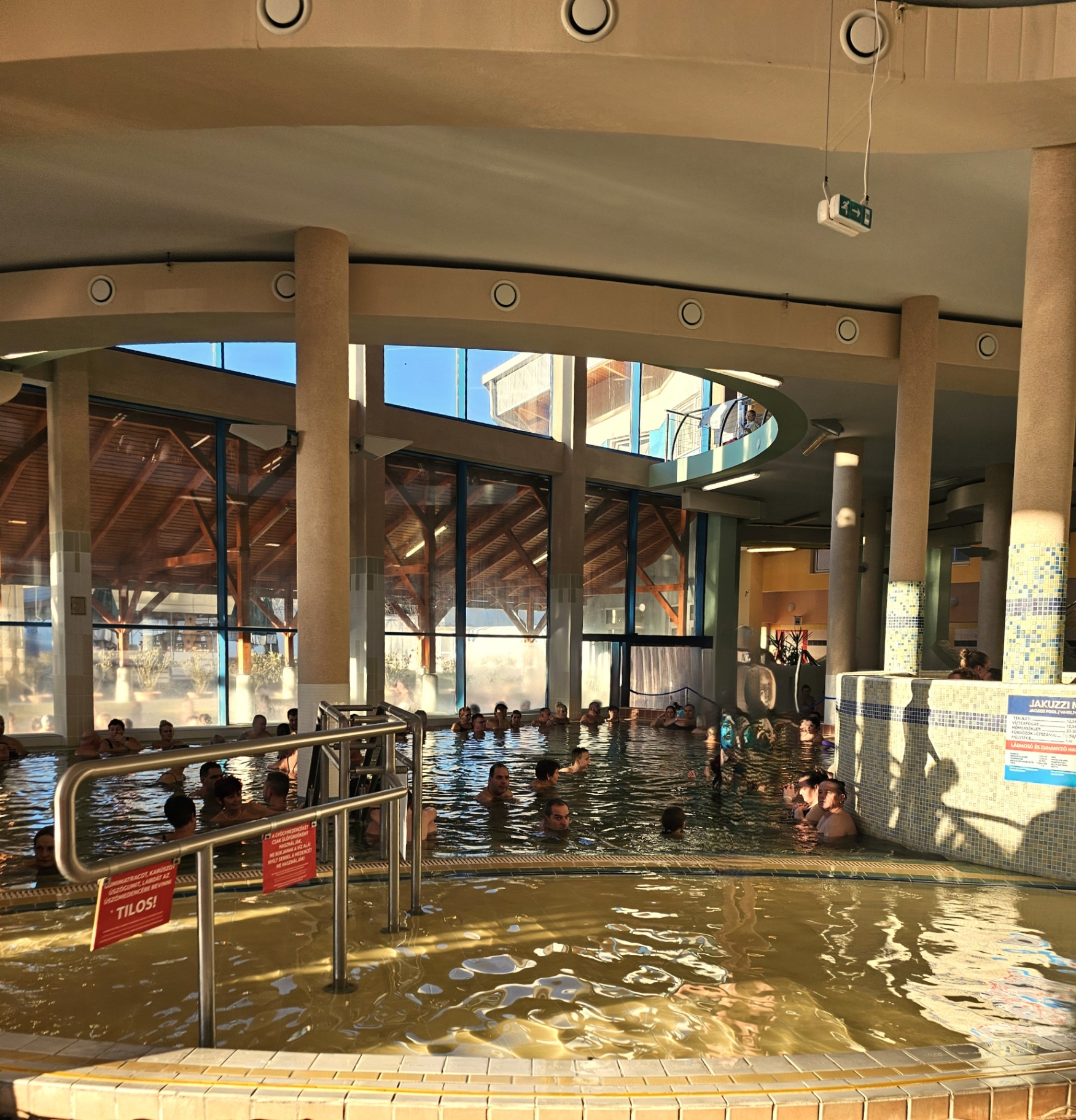Jakuzzi medence vízeséssel a termálfürdőben